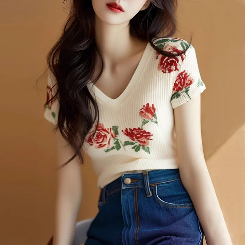 Embroidery Rose - Damska beżowa bluzka z dzianiny z