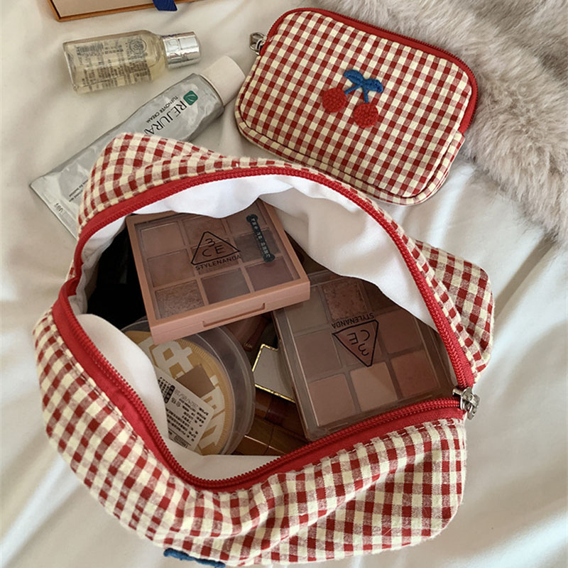 Kosmetyczka z haftem wiśniowym – Embroidery Bag recenzja i cena
